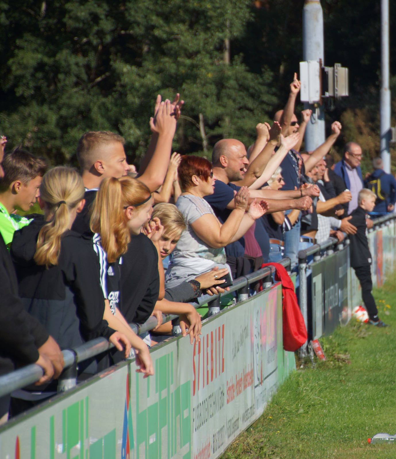Zuschauer eines Fußballspiels jubeln